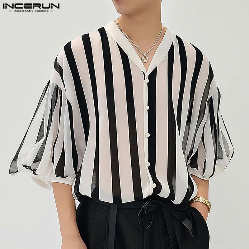 INCERUN Tops 2024 Koreanischer Stil Herren Schwarz-Weiß Chiffon Gestreifte Hemden Casual Street Einfache V-Ausschnitt Mittelärmelige Bluse S-5XL