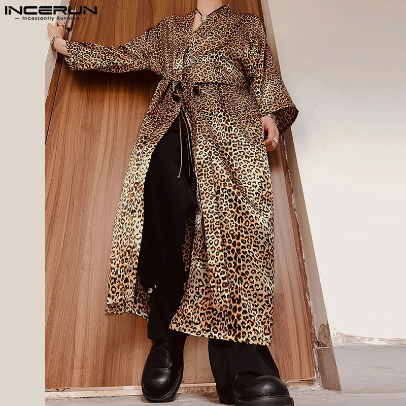 INCERUN Tops 2024 Sexy Herren Lange Knielange Hemden Lässiges Leopardenmuster Satin Riemen Design Langarm Strickjacke Bluse S-5XL