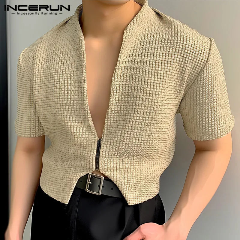 2024 Hommes Chemise Couleur Unie Col en V Manches Courtes Fermeture Éclair Streetwear Hommes Vêtements Élégant Décontracté Irrégulier Crop Tops S-5XL INCERUN