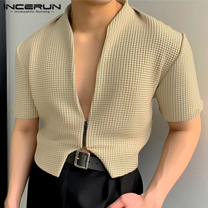 2024 Hommes Chemise Couleur Unie Col en V Manches Courtes Fermeture Éclair Hommes Vêtements Streetwear Élégant Décontracté Irrégulier Crop Tops S-5XL INCERUN