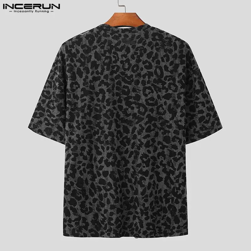 2024 männer T Shirt Leopard Print Oansatz Kurzarm Mode Männer Kleidung Streetwear Lose Sommer Lose Beiläufige Camisetas INCERUN