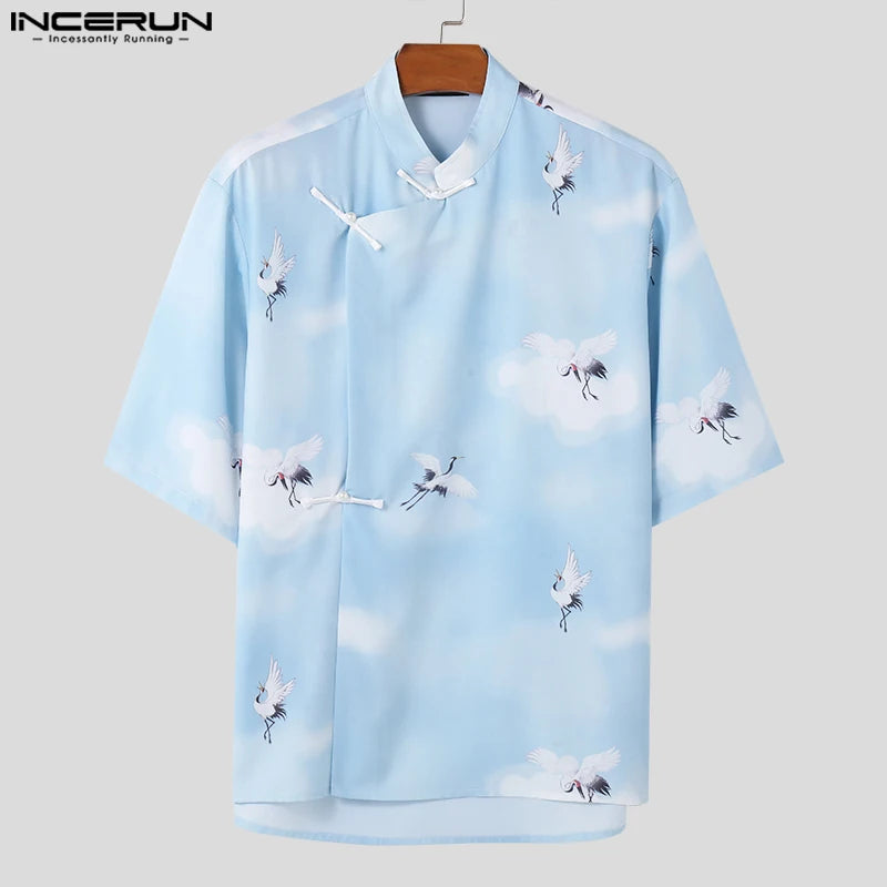 Hübsche, gut sitzende Oberteile INCERUN Herrenhemden mit Kranich-Print und Schnallen-Design, Sommer, lässig, für Männer, Stehkragen, kurzärmelige Bluse, S-5XL