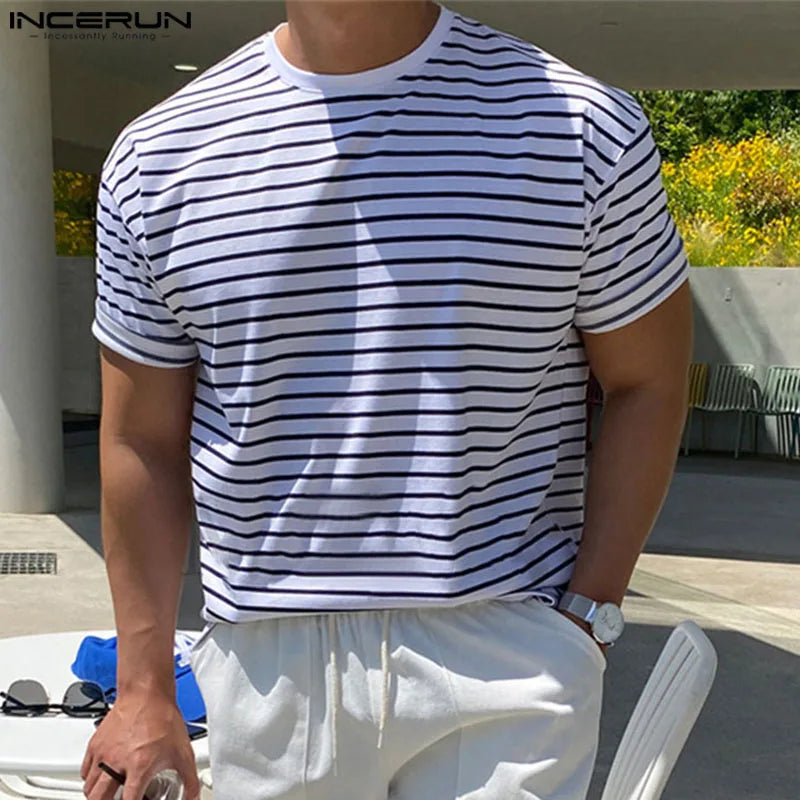 INCERUN Tops 2024 Koreanische Stil Männer Oansatz Gestreiften Schulter Lose T-shirts Casual Streetwear Elastische Kurzarm Camiseta S-5XL